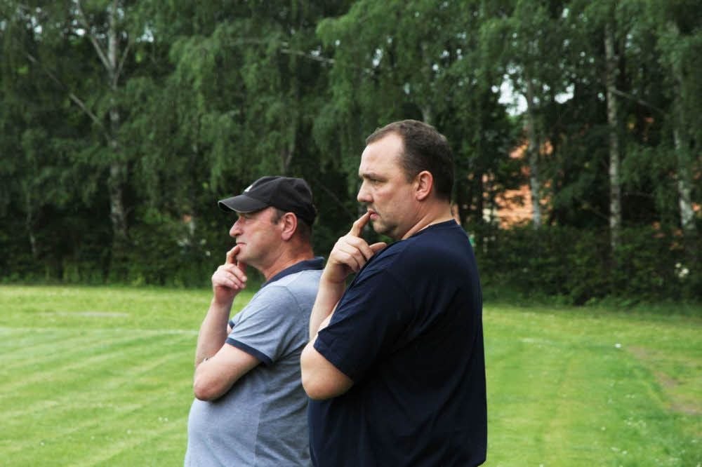Die Trainer Hans-Jürgen Püschel (Lossa/l.) und Sirko Lohl (Rastenberg) grübeln, ob sie aufsteigen dürfen.
