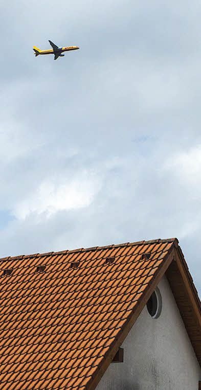 In nur wenigen Hundert Metern überfliegen die Flugzeuge Döllnitz.