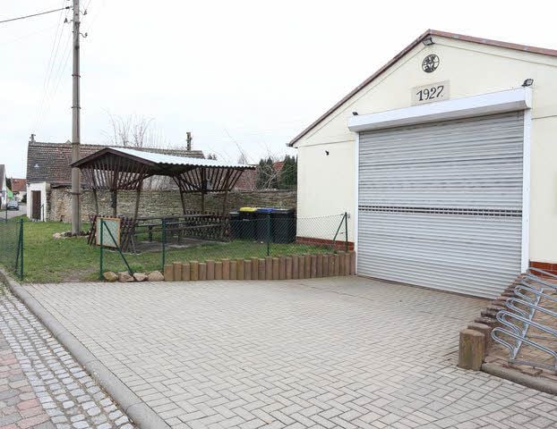 Die Verbandsgemeinde Saale-Wipper hat das Nachbargrundstück (re.), welches an das Depot anschließt, gekauft. Dafür unterschrieben Steffen Globig (li.) und Matthias Stiemer eine entsprechende Nutzungsvereinbarung.