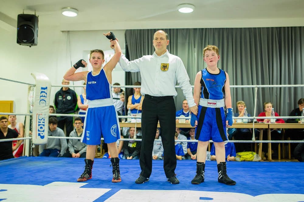 Lukas Schröter (l.) war ganz außer Atmen und glücklich über seinen Sieg.