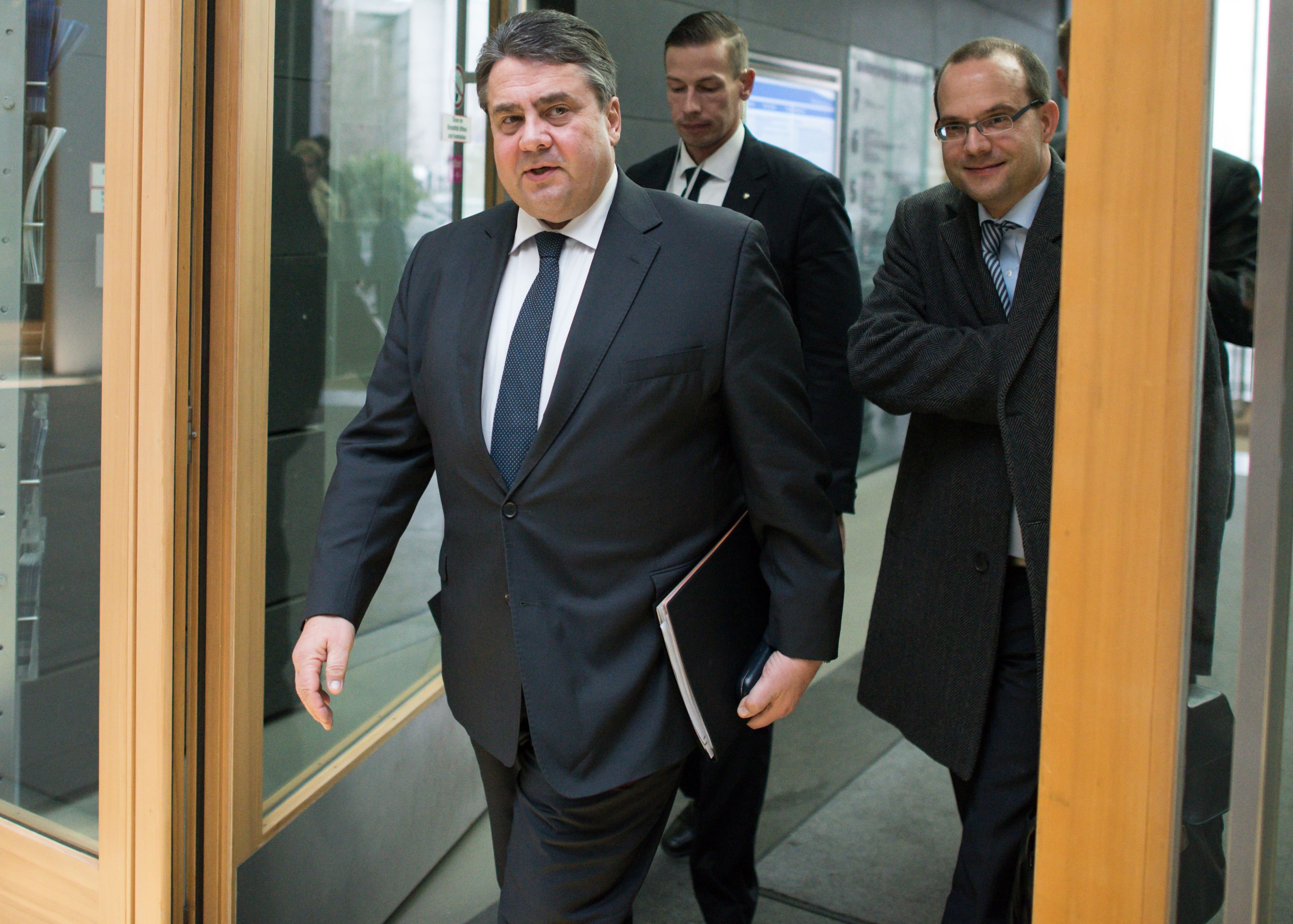 SPD-Parteichef Sigmar Gabriel und der neue Kommunikationschef Tobias Dünow (rechts).