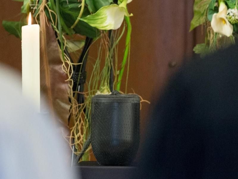 Demut und Zurückhaltung: Gäste auf einer Beerdigung treten zu Ehren des Verstorbenen in den Hintergrund. Das zeigen sie auch mit ihrer Kleidung. Foto: Friso Gentsch