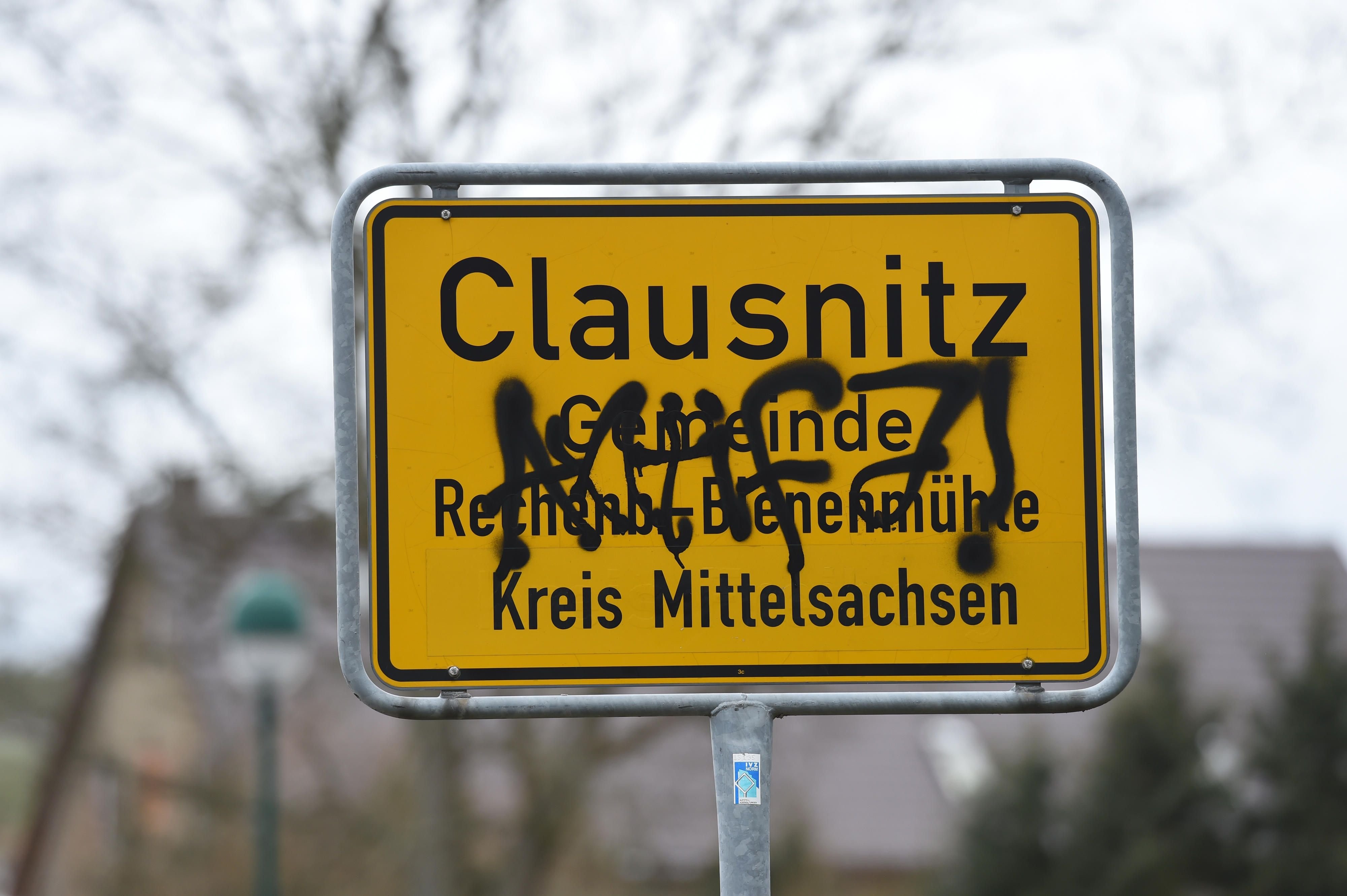 Beschmiertes Ortsschild von Clausnitz
