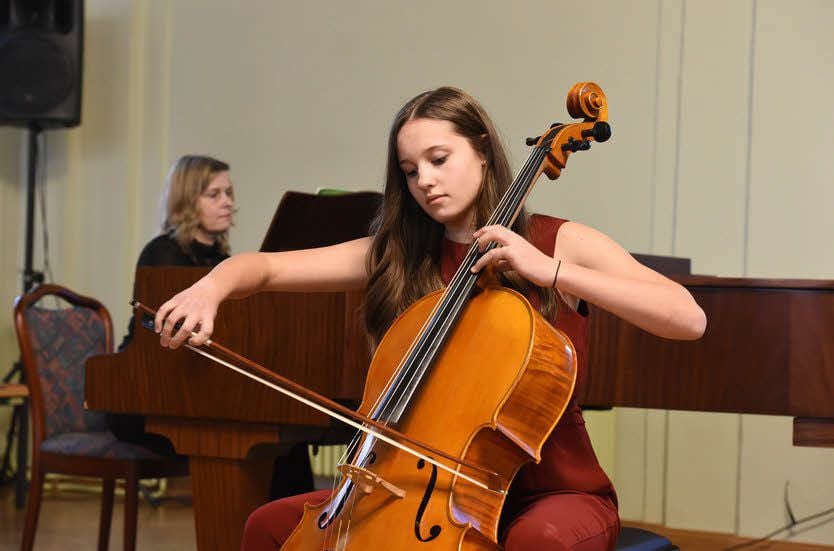 Konstanze-Natalie Heyder (Violincello), Schülerin der Landesschule Pforta, bereichert die Festveranstaltung mit der Interpretation eines Musikstückes.