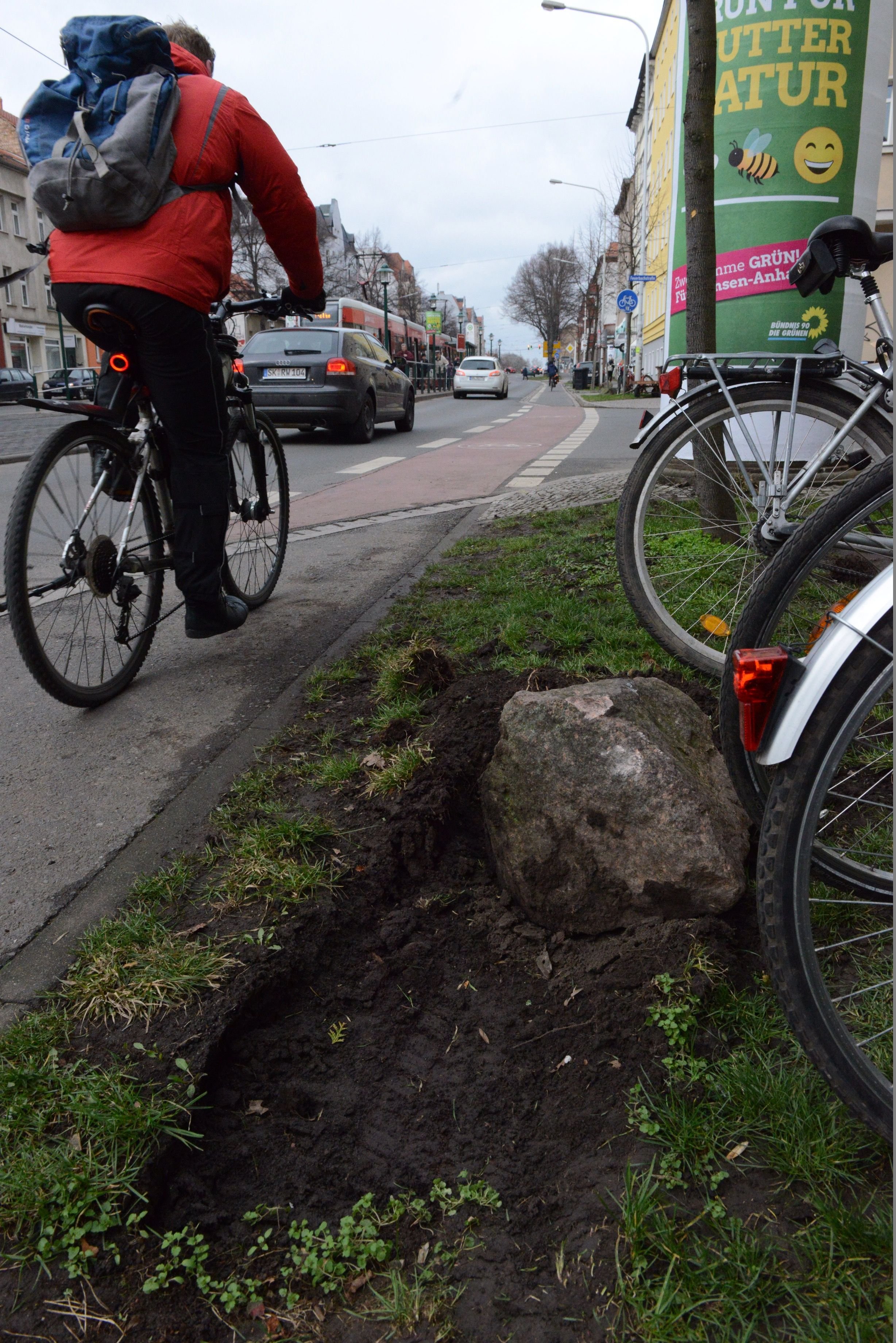 Diese Spuren hinterließ der Polizeiwagen in der Feuerbachstraße in Halle.