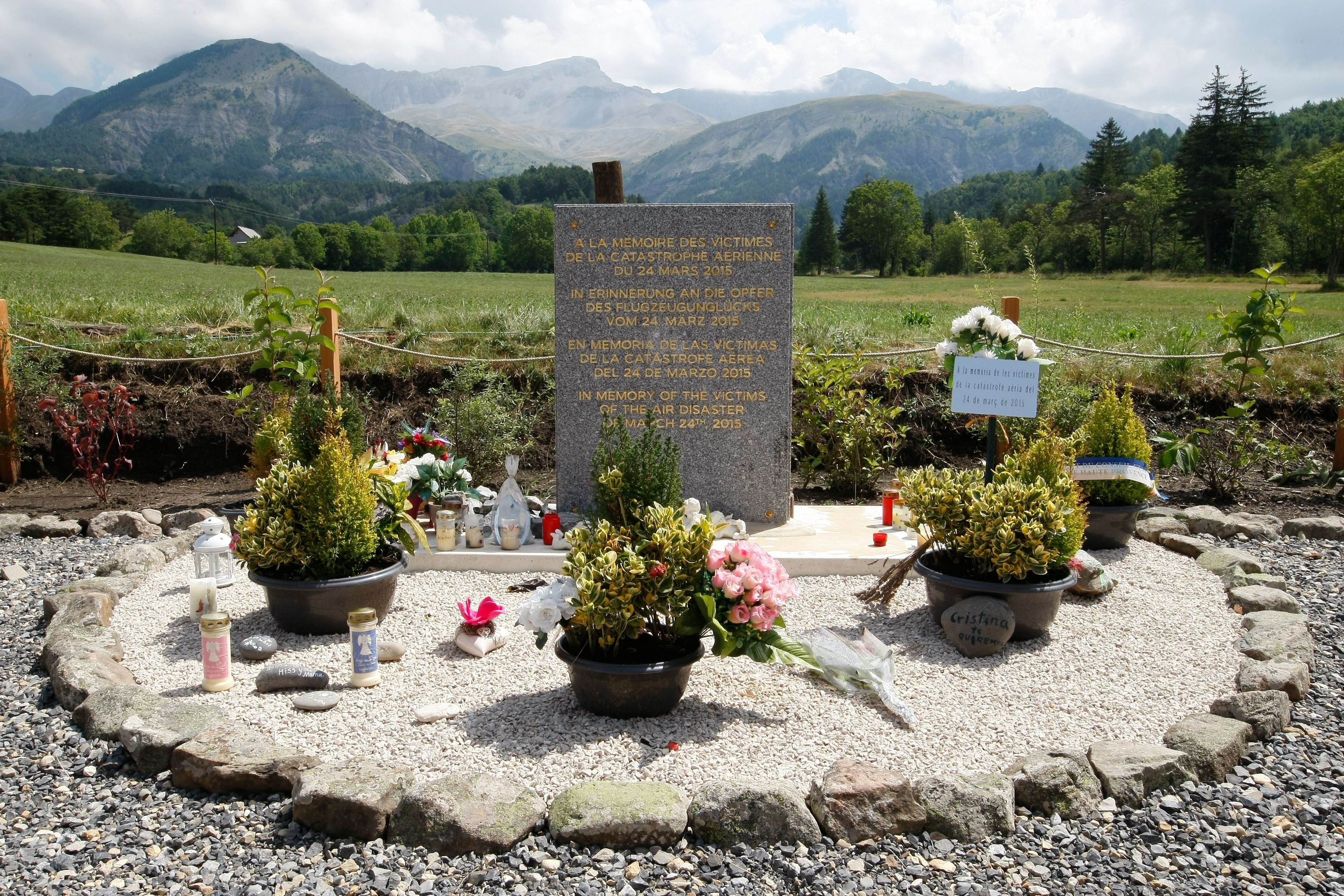 Eine Stele erinnert an den Germanwings-Absturz 4U 9525.