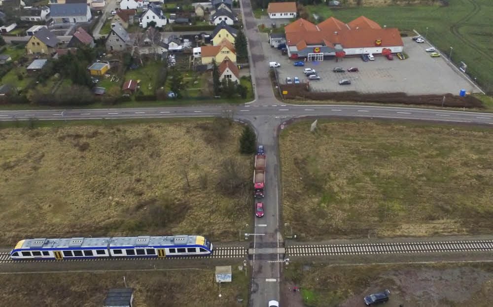 Der Knoten in Sennewitz auf der Landesstraße 145 mit dem Abzweig nach Gutenberg auf der einen Seite und der Zufahrt zum Einkaufsmarkt auf der anderen Seite ist kreuzgefährlich. Schon seit Jahren ist ein Umbau im Gespräch. Nun rückt er näher. Die Planungen sollen in diesem Jahr abgeschlossen werden.
