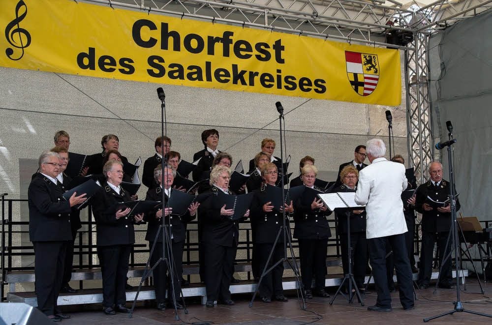 Das neue Lied „666 Jahre Stadt Mücheln“ stellte der Bergmannschor Geiseltal unter Leitung von Gerhard Draber zum Saalekreis-Chorfest vor.