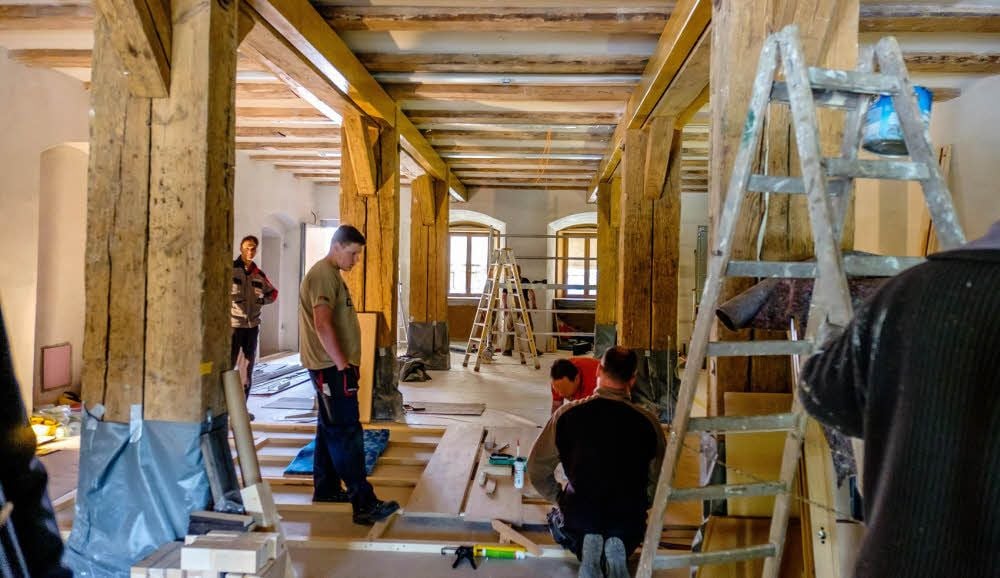 Blick in den Hauptraum des Besucherzentrums für die Schlosskirche. Zwischen den Säulen entsteht hier derzeit der Empfangstresen.