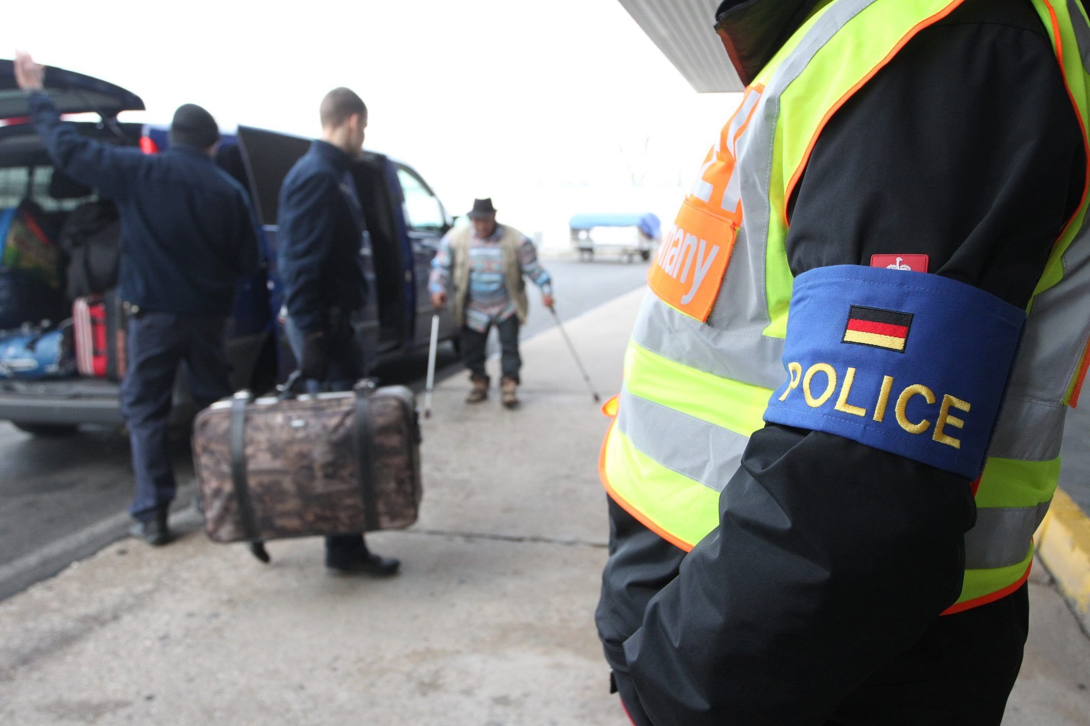 Polizisten begleiten die abgelehnten Asylbewerber vor dem Abflug vom Flughafen Leipzig/Halle.