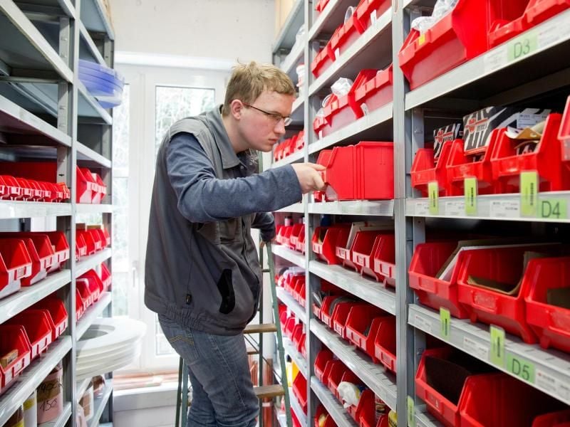 Kilian Reder ist Schüler an Ausbildungswerkstatt der Don-Bosco-Berufsschule in Würzburg (Bayern). Dort absolviert der Autist eine Ausbildung zum Lageristen. Foto: Daniel Karmann