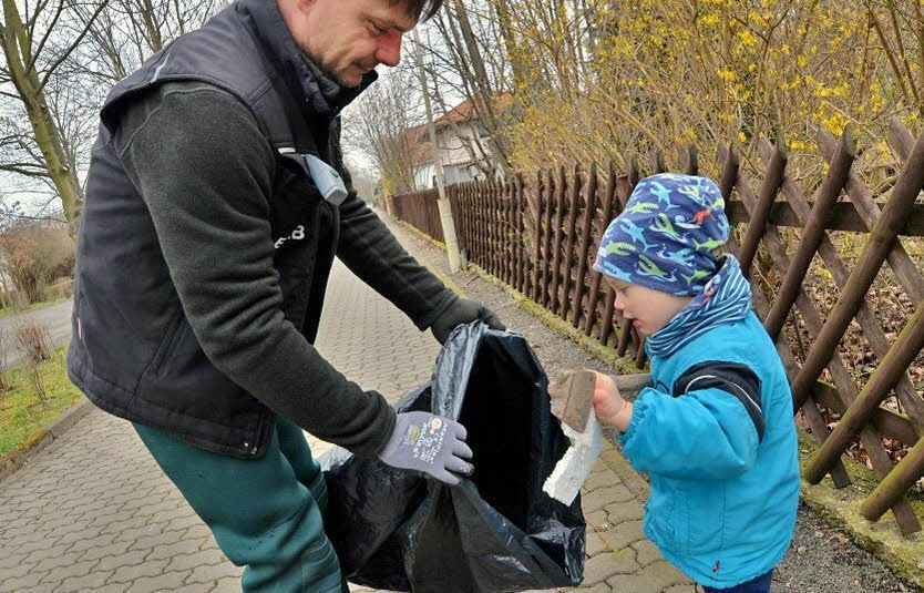 Erik Zimmermann mit Papa Michael beim Aufräumen.
