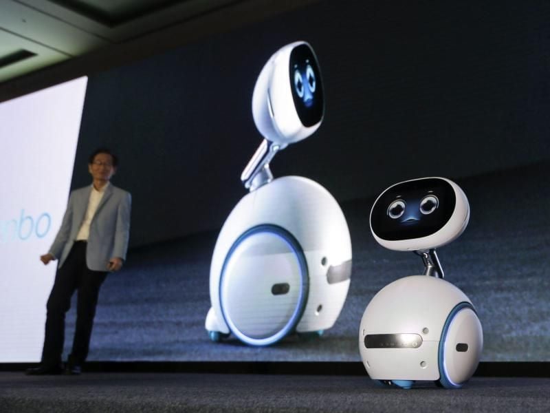 AsusTek-Chef Jonney Shih stellt den sprechenden Roboter «Zenbo» in Taiwan vor. Foto: Ritchie B. Tongo