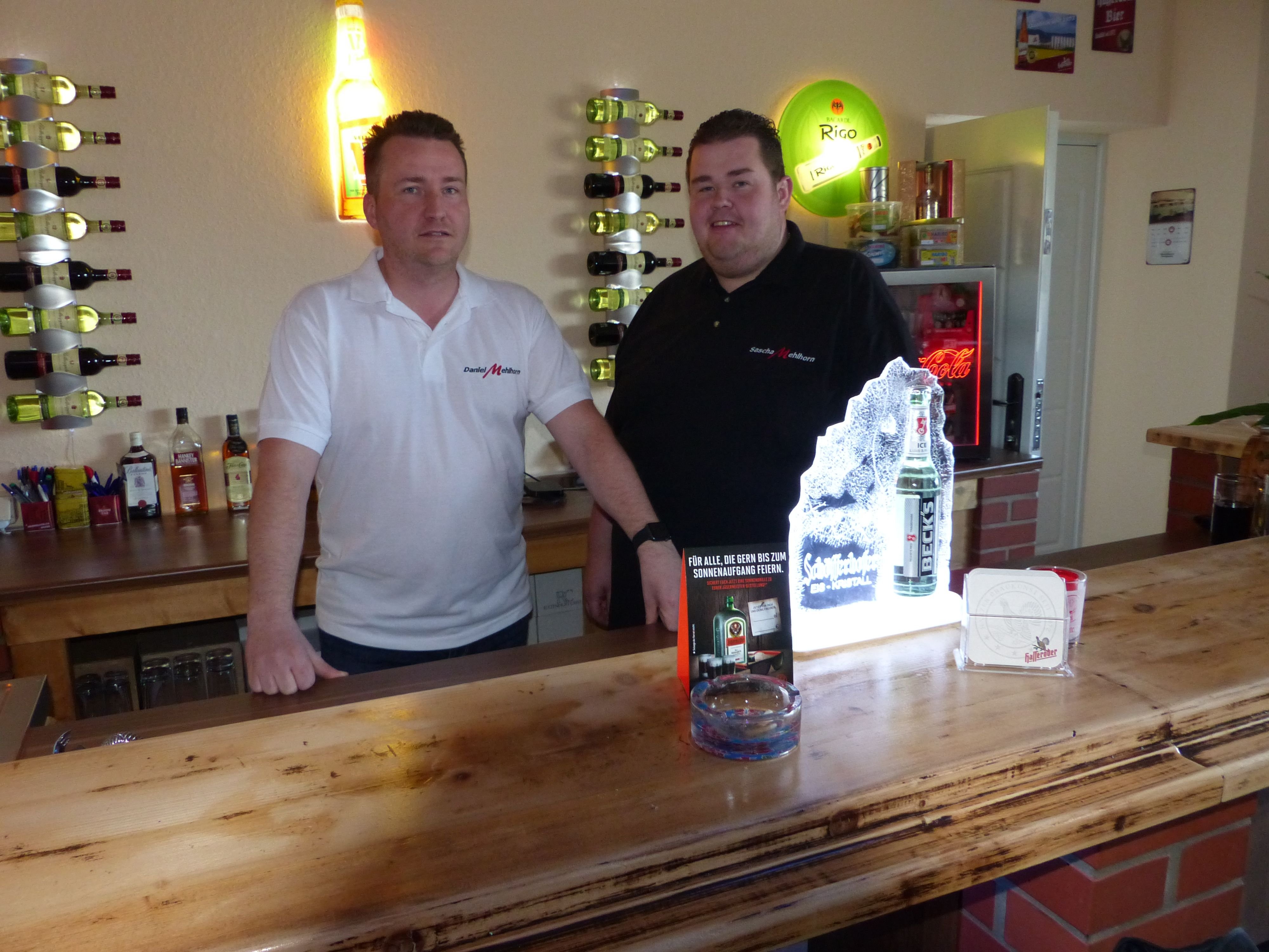 Sascha (rechts) und Daniel Mehlhorn in ihrer Sportgaststätte