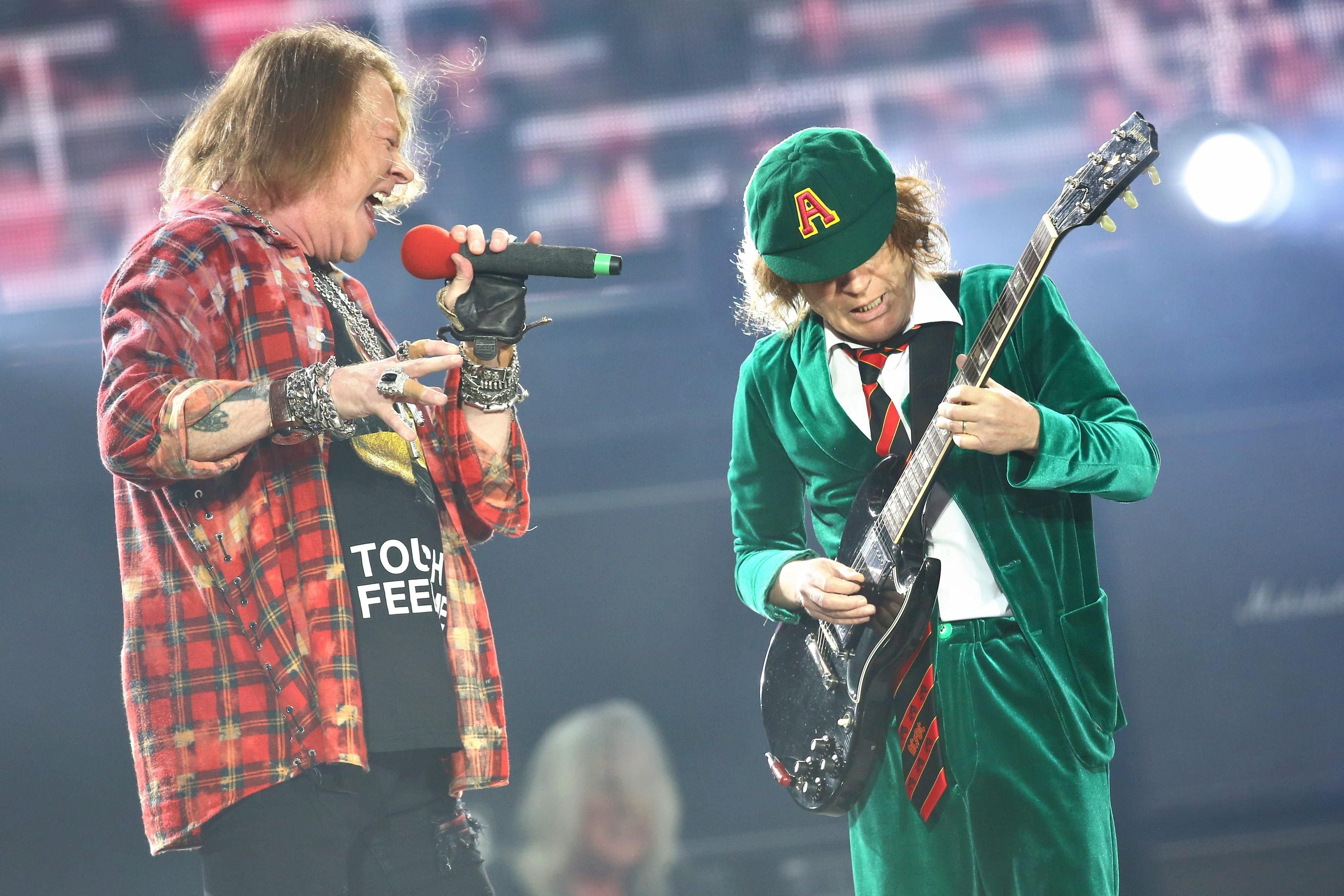 AC/DC-Leadgitarrist Angus Young und Sänger Axl Rose spielen beim Konzert von AC/DC mit dem neuen Album "Rock or Bust" in der Red Bull Arena in Leipzig.
