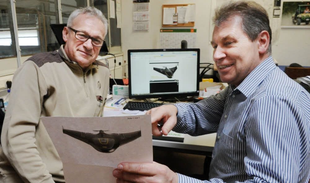 Norbert Kruber (l.) und Manfred Pollin sind sich sicher: Diese US-Drohne ist das gesuchte Flugobjekt über dem Mansfelder Land.