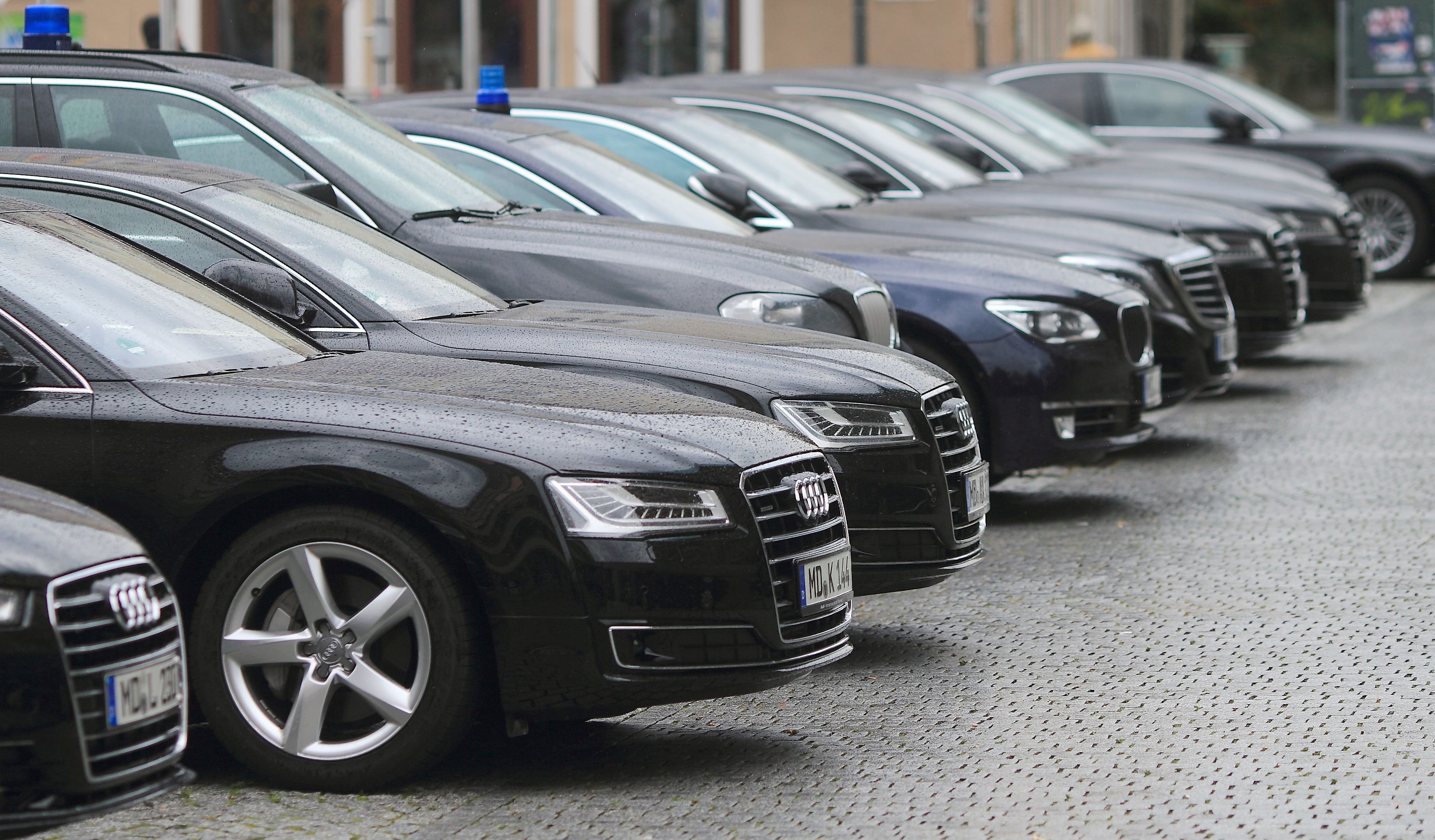 Limousinen von Mitgliedern der Landesregierung Sachsen-Anhalts parken am im September 2015 während der auswärtigen Kabinettssitzung vor dem Rathaus in Dessau-Roßlau.