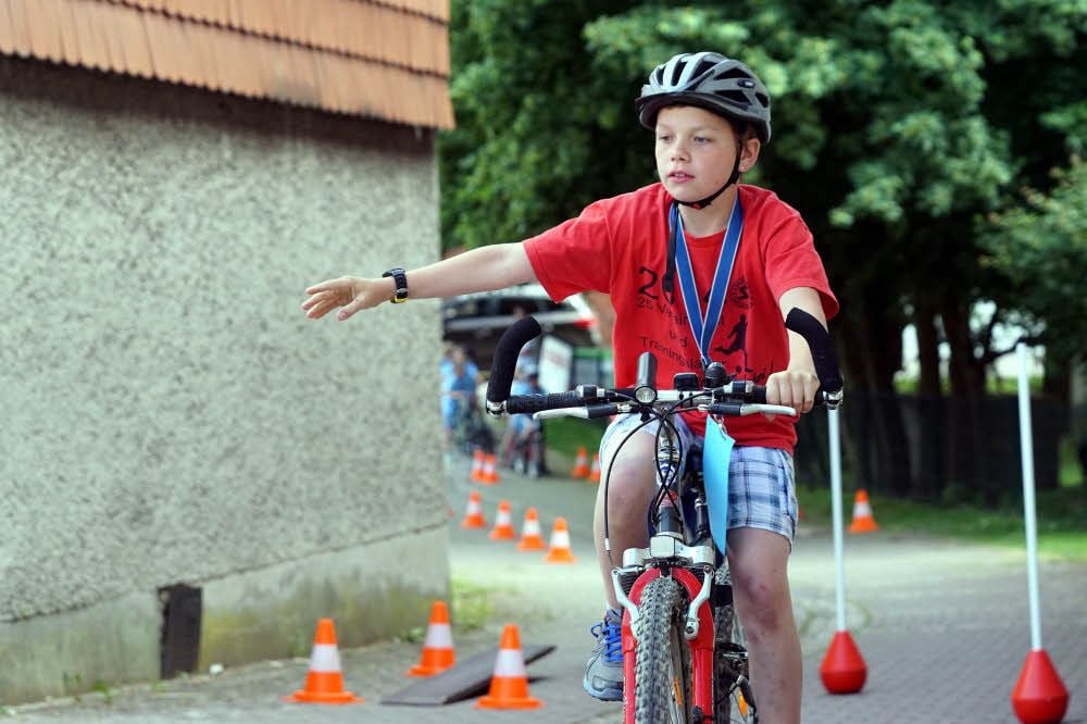 Sicher über den Parcours: Christopher absolviert die Strecke mit dem Fahrrad.
