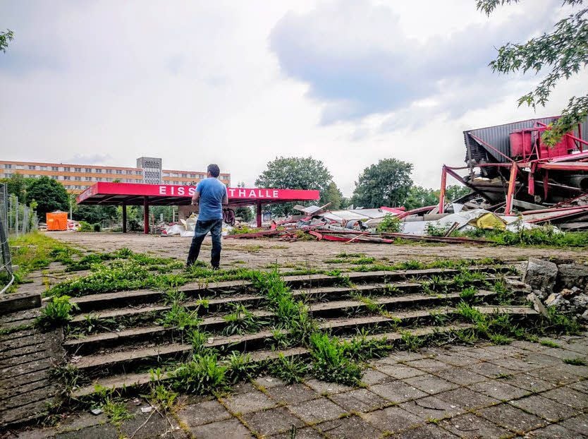 Für den Neubau aus Fluthilfemitteln musste die alte Eishalle fallen.