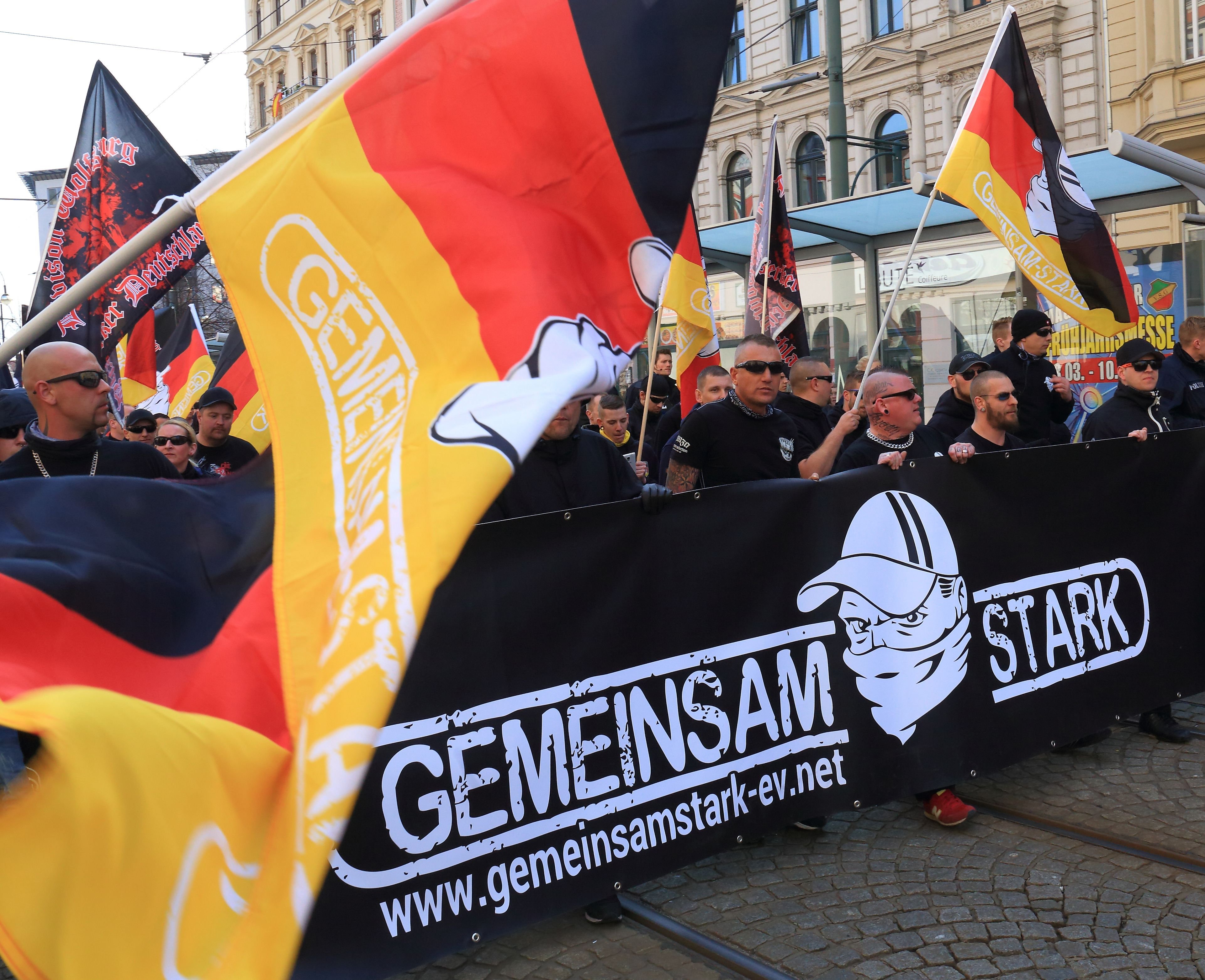 Teilnehmer der Demonstration des Vereins "Gemeinsam-Stark Deutschland" ziehen mit Fahnen durch Magdeburg.