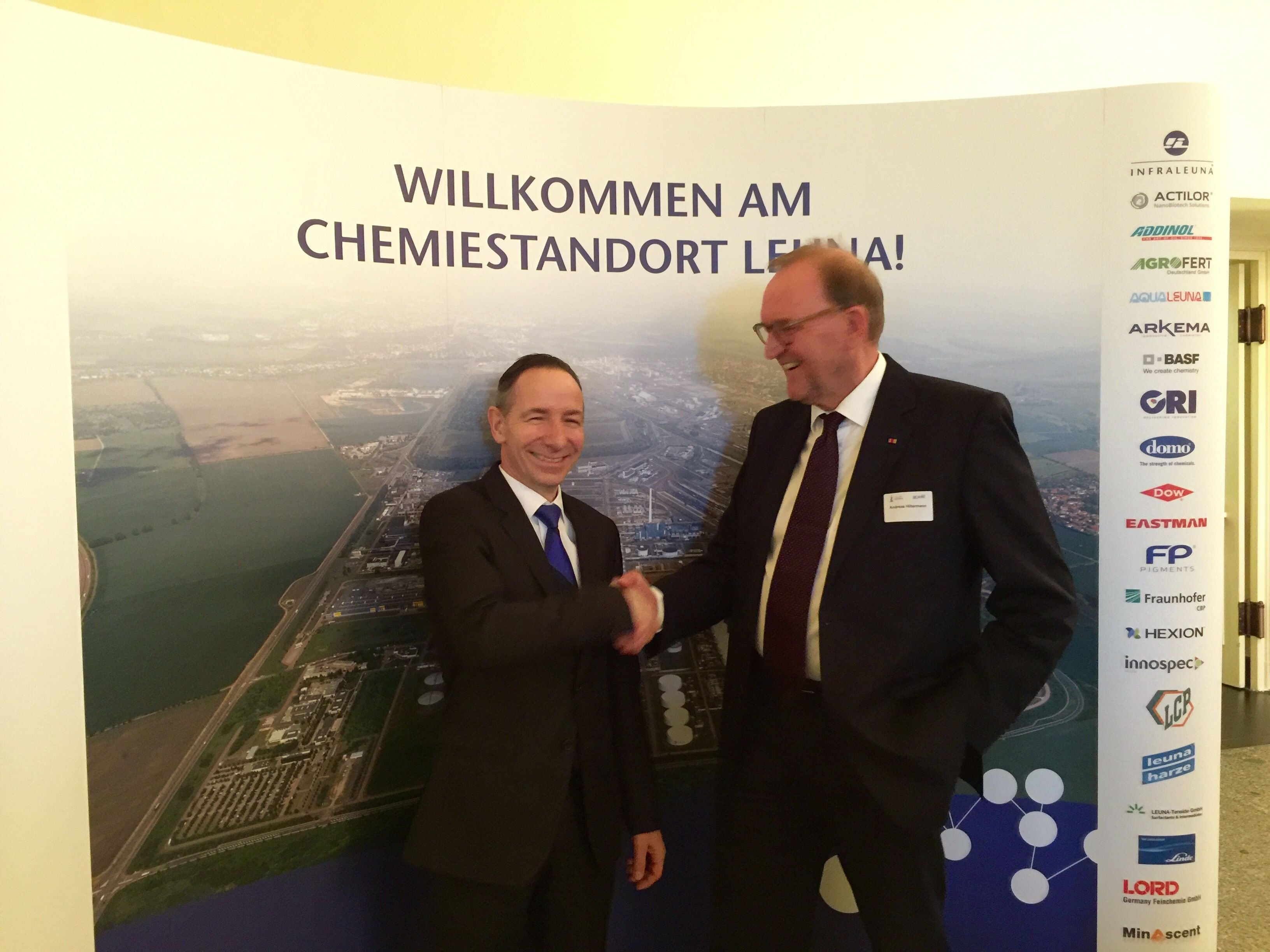 Zwei wichtige Männer für den Chemiestandort Leuna: Andreas Hiltermann (rechts) hatte die Umstrukturierung des Chemieparks nach der Wende als Chef der Betreibergesellschaft Infra Leuna maßgeblich begleitet. Christof Günther ist sein Nachfolger und führt die Arbeit erfolgreich fort.
