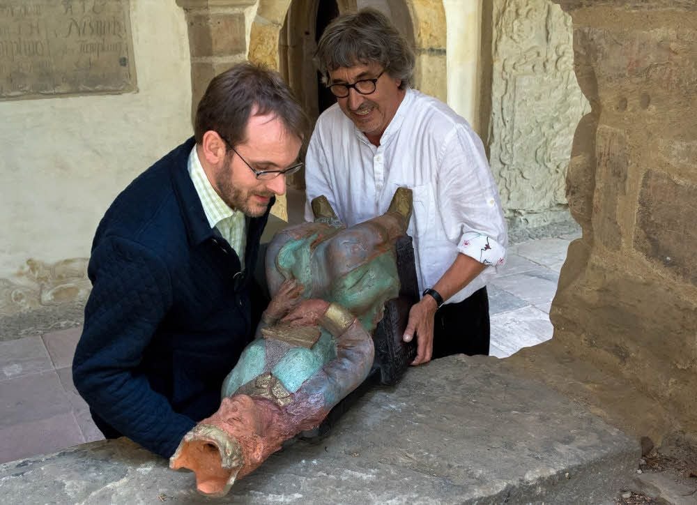 Martin Eberle ( l.) und Dieter M. Weidenbach brachten die Figurengruppe in den Dom.
