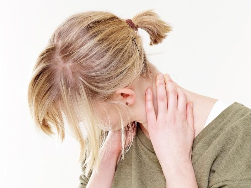 Wer ständig den Kopf über seinem Smartphone baumeln lässt, muss auf Dauer mit Nackenschmerzen rechnen. Durch Pausen und Lockerungsübungen lässt sich aber gegensteuern. Foto: Monique Wüstenhagen