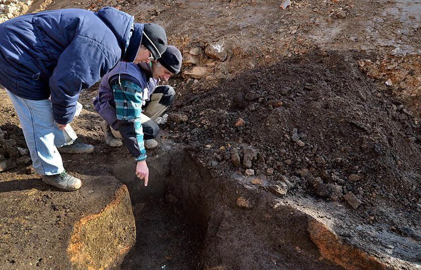 Grabungsleiter Ulf Petzschmann und Ursula Pilz begutachten den alten Ofen.