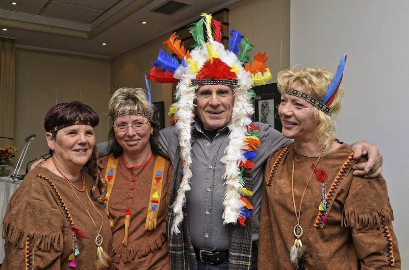 Für jeden Spaß zu haben: Gojko Mitic mit den Squaws Rita Adomeit, Marion Kolewe und Petra Dornheim vom Dessauer Karnevalclub MCC.