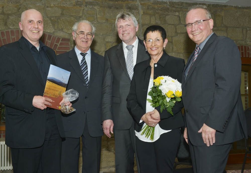 Arnold Hofheinz (l.) und Anita Scheel (2.v.r.) vom Arbeitskreis 7kunst, ausgezeichnet mit dem Harzer Kulturpreis, mit Laudator Gero Hammer (2.v.l.), Landrat Martin Skiebe (3.v.l.) und Quedlinburgs Oberbürgermeister Frank Ruch (r.).