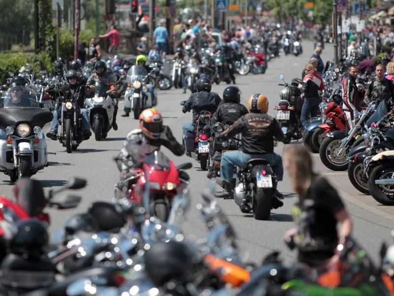Motorradfahrer fahren in Rüdesheim am Rhein die Straße entlang. Foto: Fredrik von Erichsen/Archiv