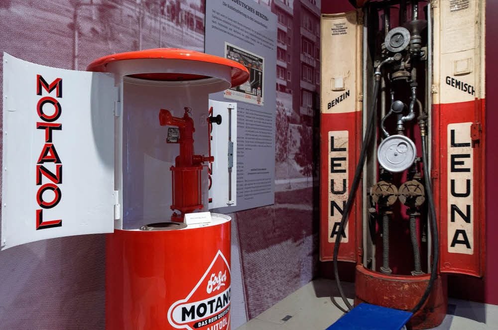 Ein seltenes Ausstellungsstück: Eine originale Tankstelle, die mit Leuna-Benzin gefüllt war, wird erstmals in Merseburg gezeigt.