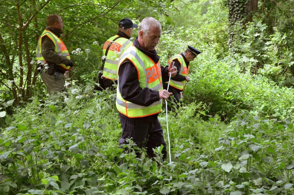 Die Fahndung nach Inga ist eine der größten Suchaktionen in der Geschichte Sachsen-Anhalts.  Polizisten durchkämmen nicht nur das Gelände „Wilhelmshof", sondern auch den umgebenden Wald  - finden aber keine Spuren.
