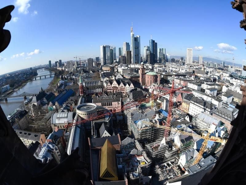 Das Foto zeigt die Arbeiten in der Altstadt in Frankfurt am Main. Foto: Arne Dedert/Archiv