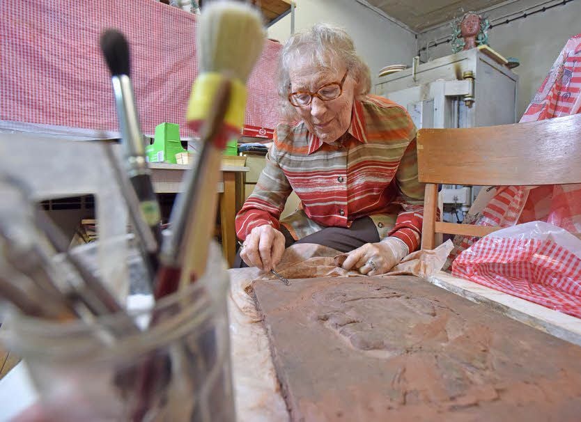 Künstlerin Christa Rötting in ihrem Atelier