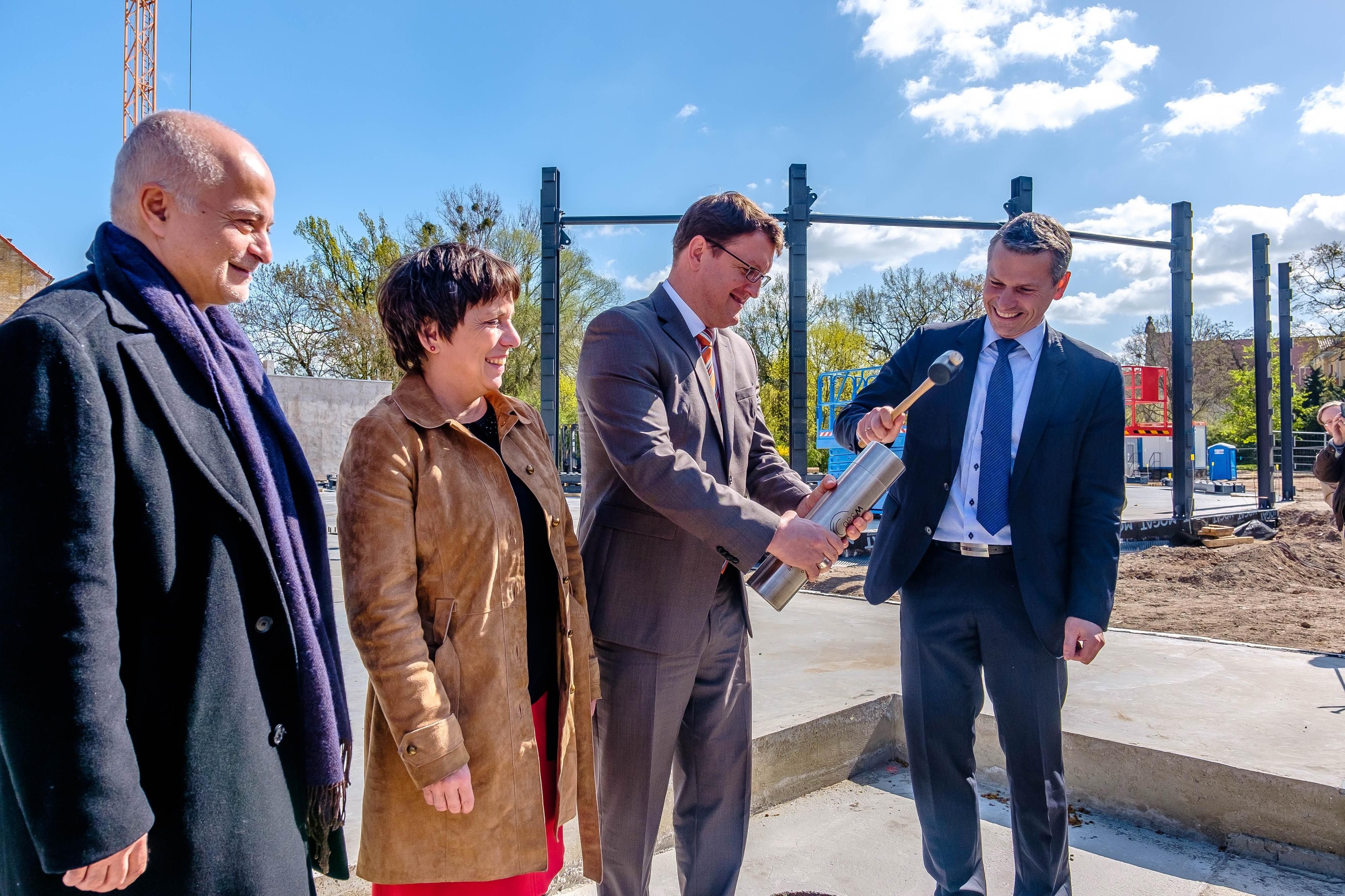 Grundsteinlegung in Wittenberg: Yadegar Asisi, Margot Käßmann sowie Oberbürgermeister Torsten Zugehör und Rando Gießmann (v.l.) bei der feierlichen Grundsteinlegung am Mittwoch.
