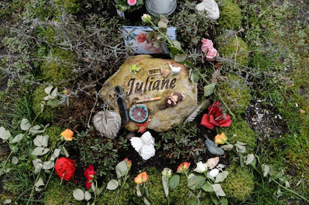 Am Grab der jungen Frau auf dem Laurentiusfriedhof in Halle