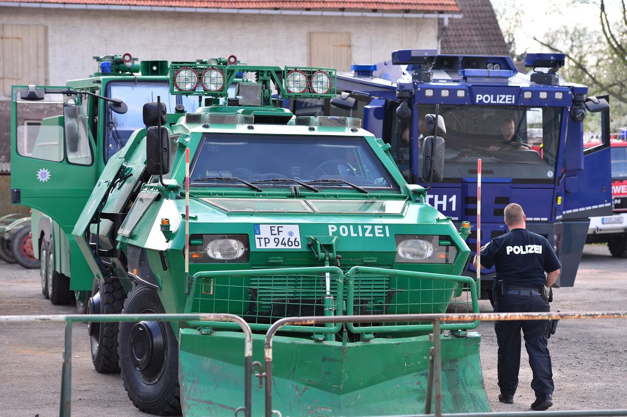 Wasserwerfer der Polizei stehen in Bornhagen. Linke Gruppierungen hatten eine Demonstrationen am Wohnsitz von AfD-Landeschef Höcke geplant. Der Landkreis verbot einen Protestzug durch den Ort, stattdessen ist eine Standkundgebung erlaubt.
