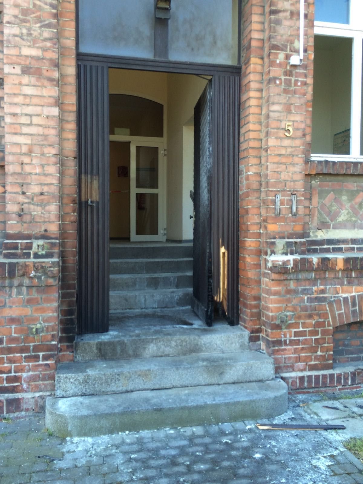 Die beschädigte Tür am Polizeirevier in Roßlau.