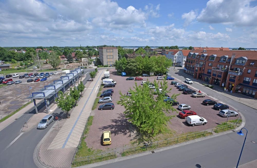 Der sogenannte Schweinemarkt in Bitterfeld: Auf der rechten Brache soll vorübergehend ein Parkplatz entstehen.
