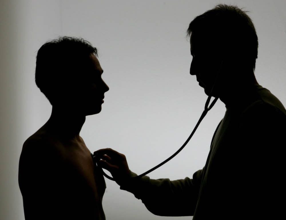 Rund 97 Prozent der Leistungen der gesetzlichen Krankenkassen sind identisch, so etwa auch die sogenannten Festzuschüsse für Medikamente und Hilfsmittel. Daher sollte bei der Wahl der Kasse nicht nur die Beitragshöhe eine Rolle spielen, sondern vor allem die Leistungen, die zusätzlich übernommen werden. Dazu gehören beispielsweise die Homöopathie, Osteopathie oder auch Reiseimpfungen.