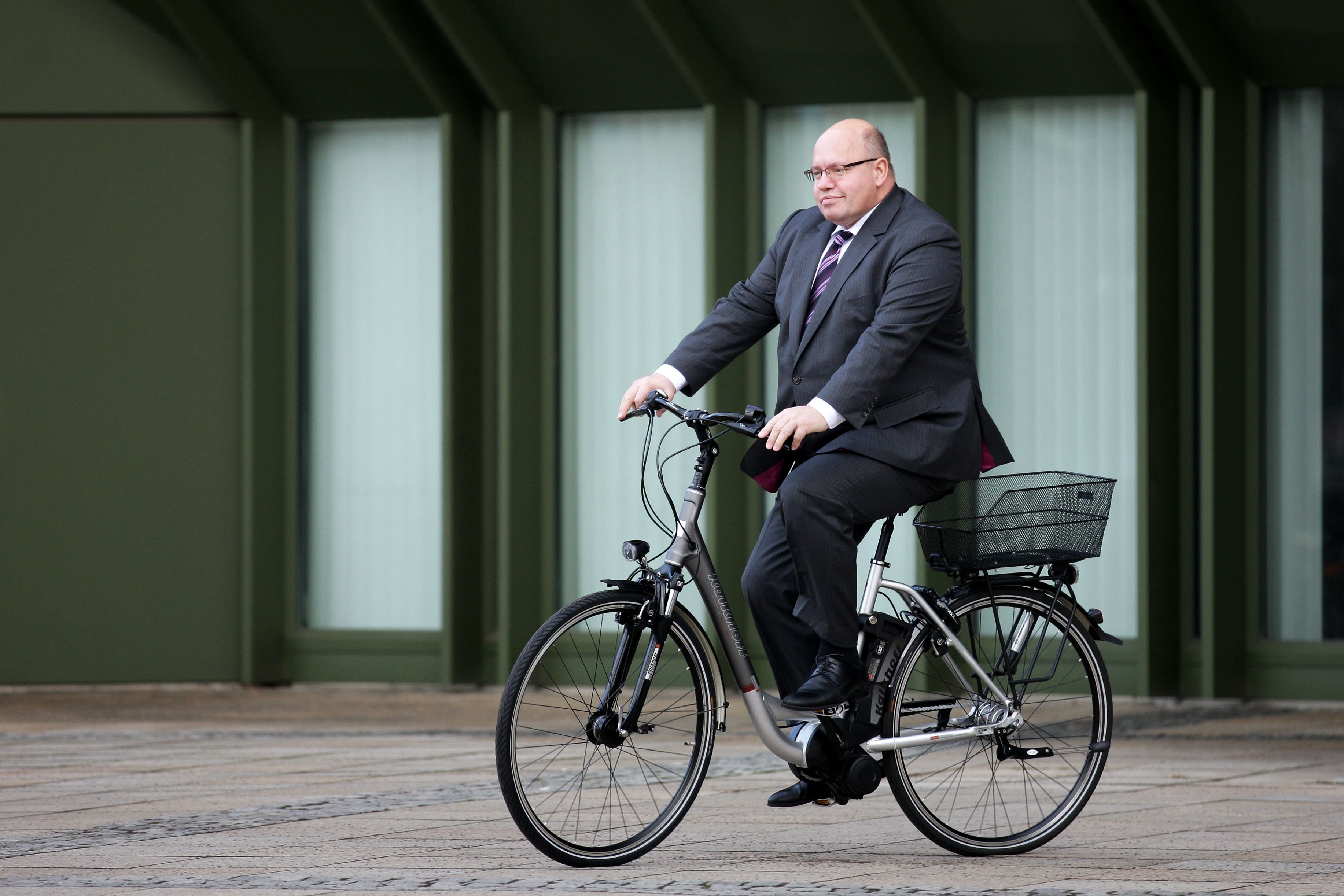 Bundeskanzleramtschef Peter Altmaier auf einem Dienst-E-Bike in Berlin.