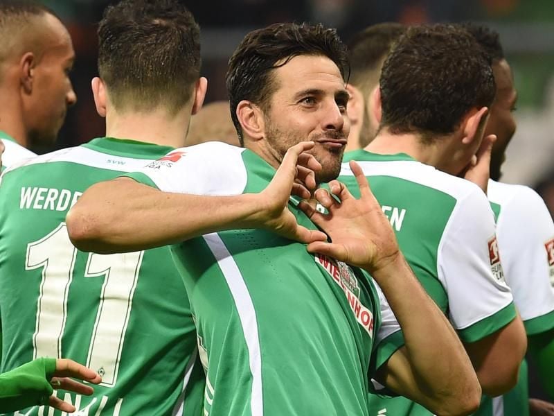 Werder Bremens Claudio Pizarro bejubelt seinen Treffer gegen Hannover 96.