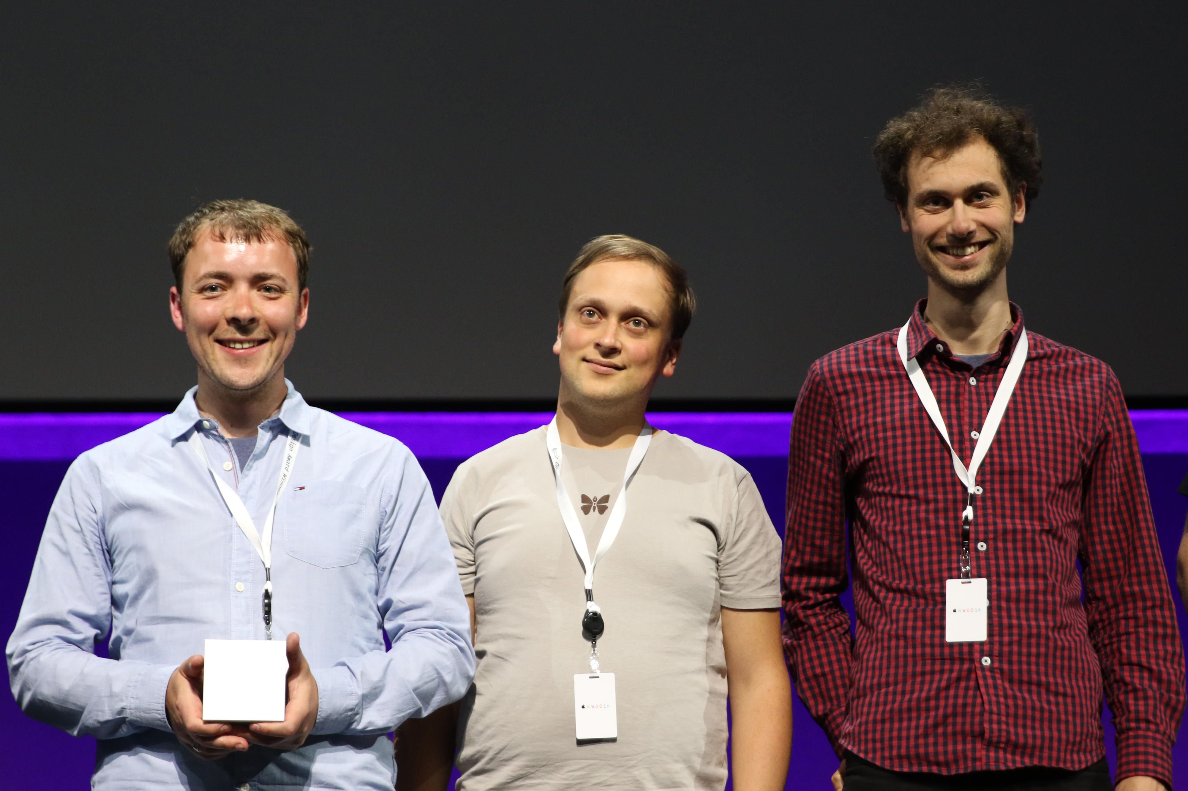 Vertreter der Leipziger Softwarefirma The Soulmen halten in San Francisco ihre Auszeichnung Apple Design Awards für ihre innovative Textverarbeitung Ulysses.