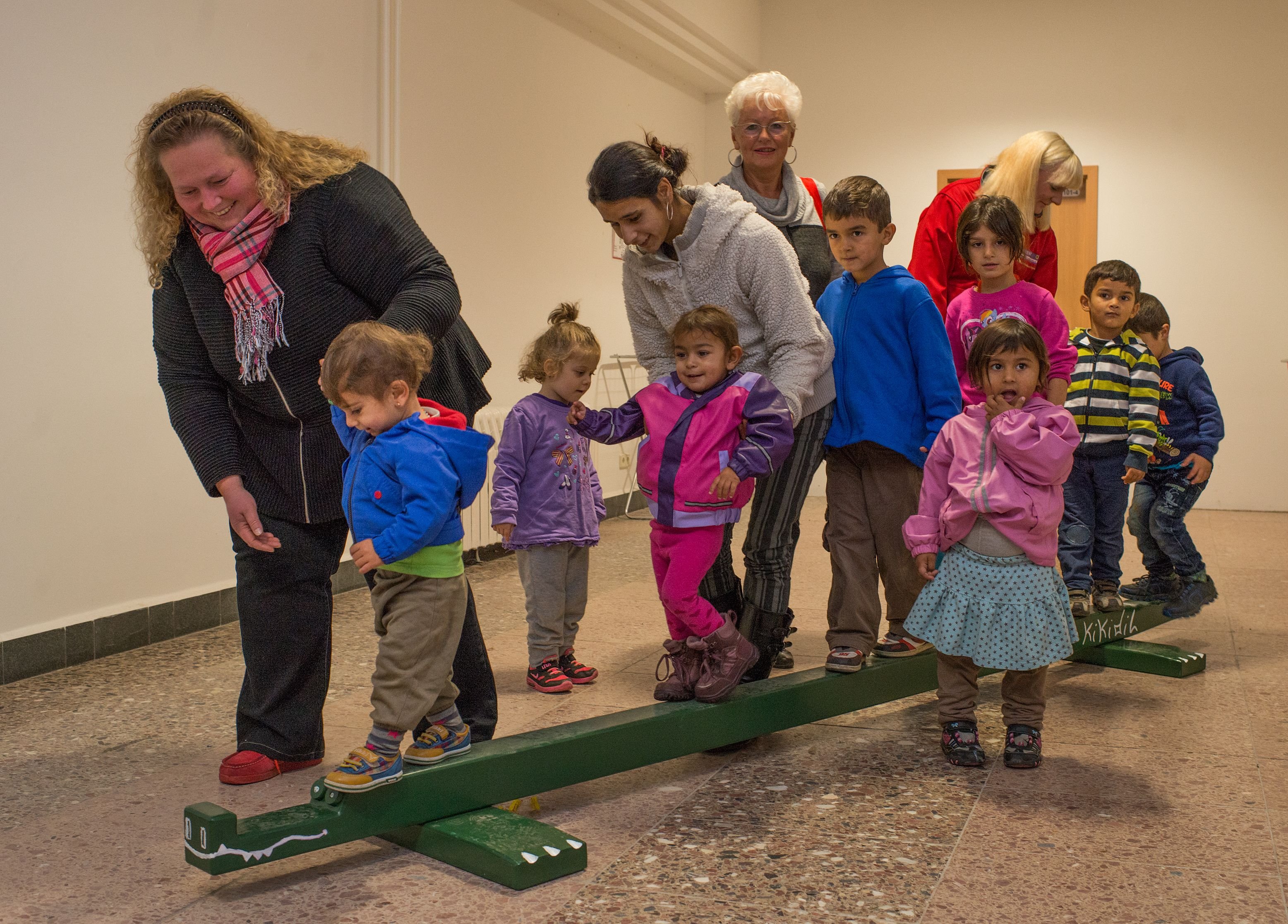 Kinder von Flüchtlingen balancieren mit Hilfe von Mitgliedern des Freundeskreises Alte Kirche nach einem Benefizkonzert in Bad Suderode.