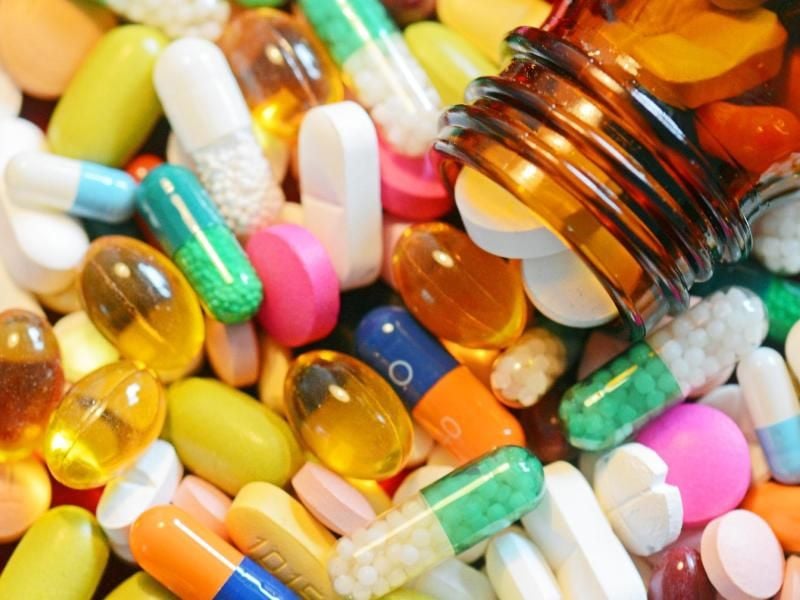 Bunte Pillen und Tabletten liegen auf einem Tisch. Seit rund einem halben Jahr ist die Frauen-Lustpille Addyi, die oft als «Pink Viagra» bezeichnet wird, in den USA erhältlich. Laut einer Studie ist die Wirkung gering, die Nebenwirkungen dagegen sind deutlich. Foto: Matthias Hiekel/Archiv/Symbolbild