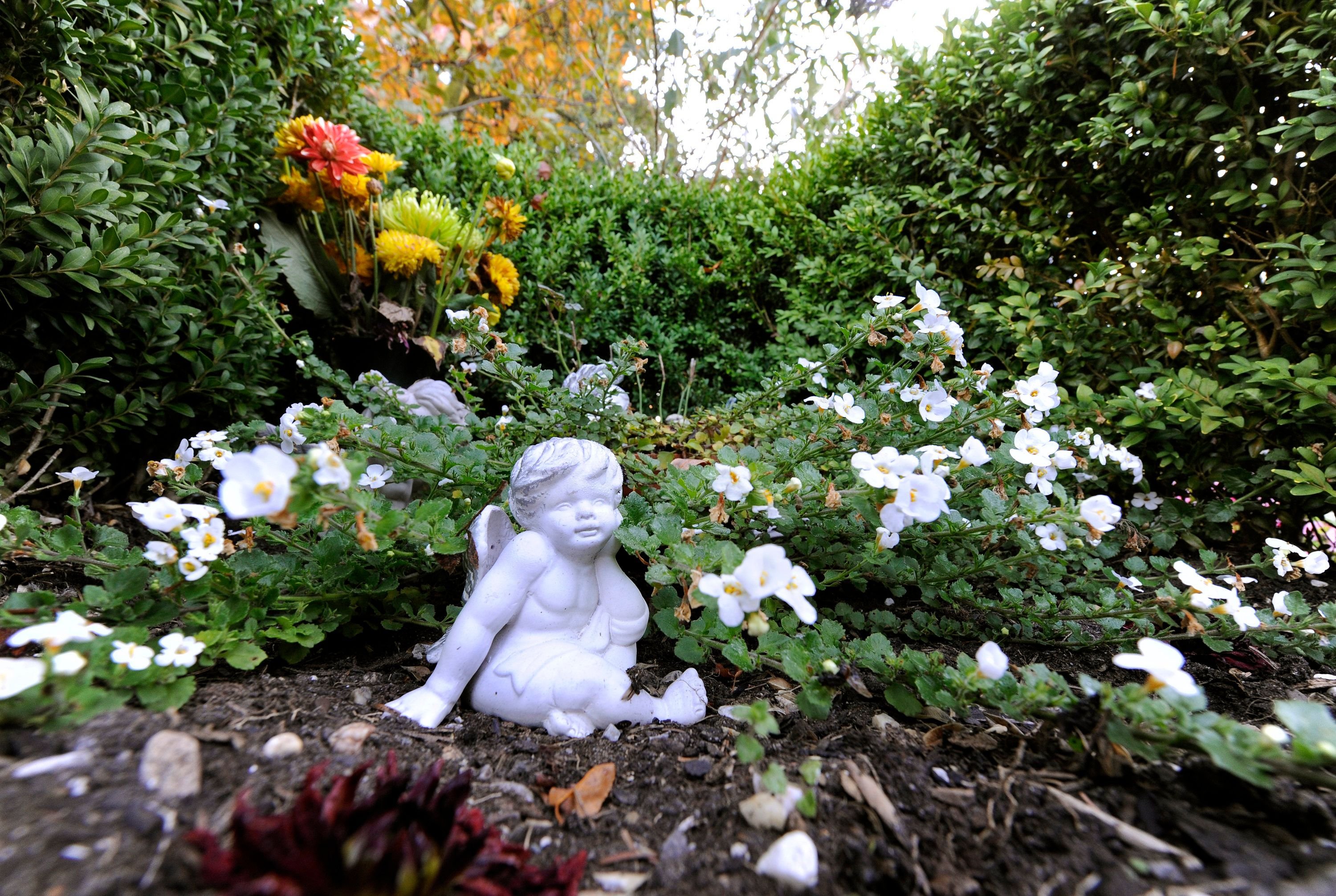 Eine Grabanlage mit Engel, fotografiert auf einem Friedhof.