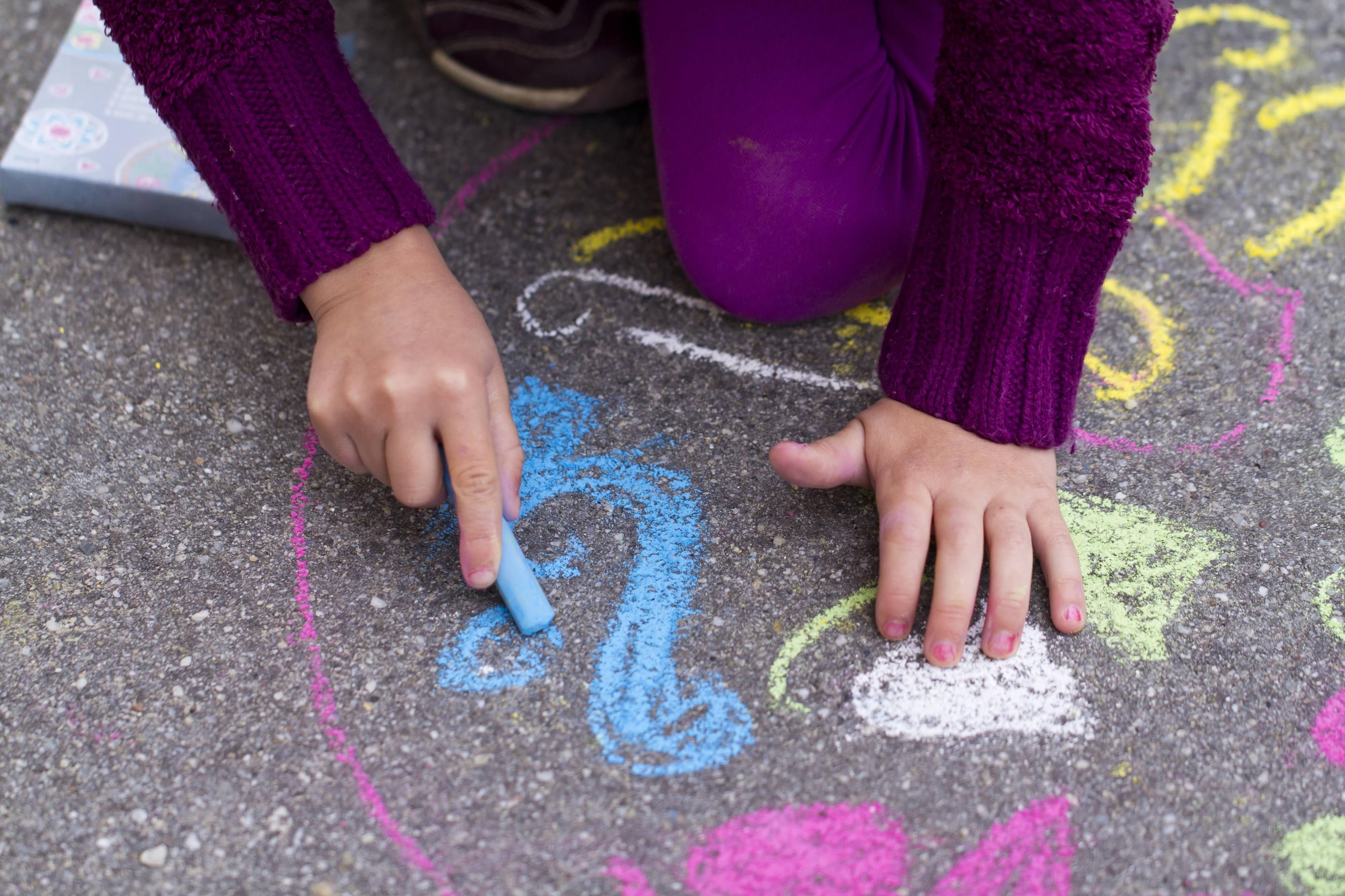 Mit Kreide auf der Straße malen - das machen viele Kinder. In Neuruppin haben Eltern genau deswegen jetzt Post vom Ordnungsamt bekommen.