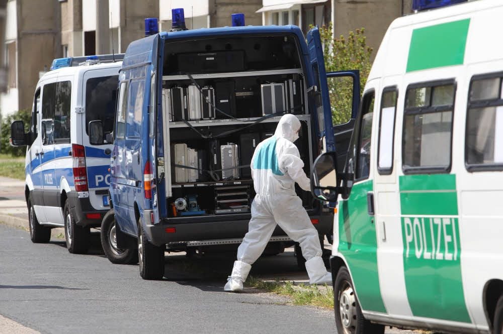 Polizisten suchen in Dessau-Roßlau nach Spuren.
