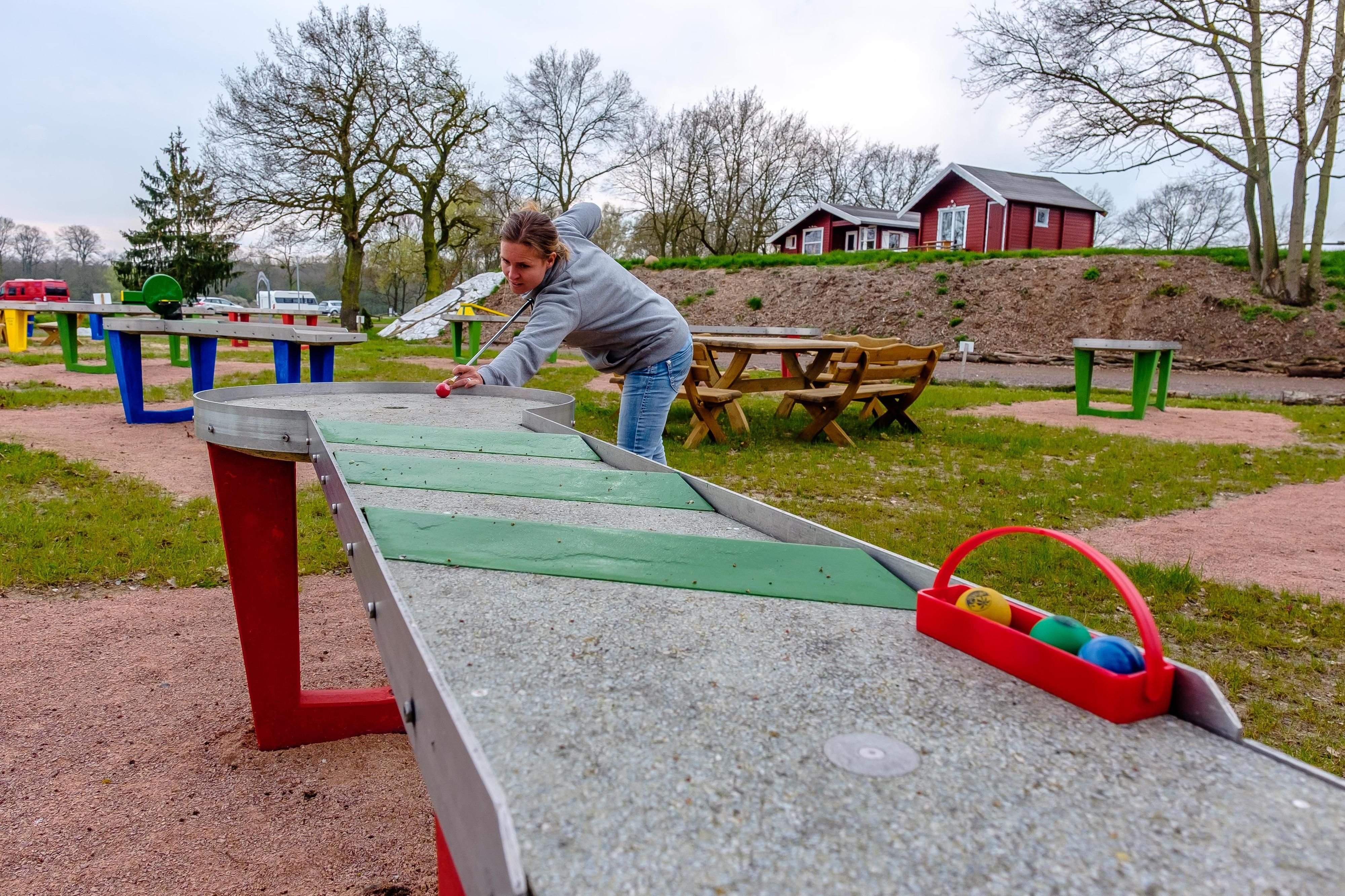 Nicole Dirschel präsentiert eine der Neuerungen in der Coswiger Marina: Die Pit-Pat-Anlage für Hindernisbillard.